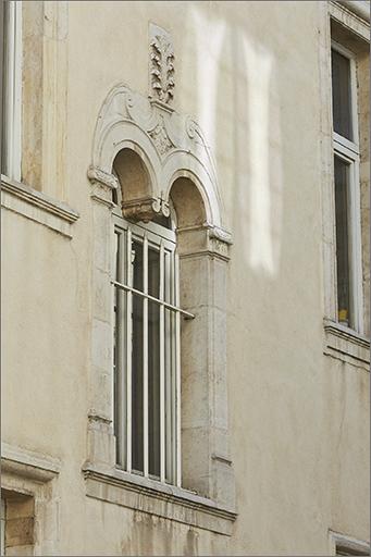 Façade sur la rue Saint-Michel : travée centrale, détail d'une baie éclairant la cage d'escalier, 1er étage.