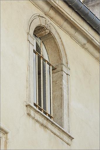 Façade sur la rue Saint-Michel : travée centrale, détail d'une baie éclairant la cage d'escalier, 3e étage.