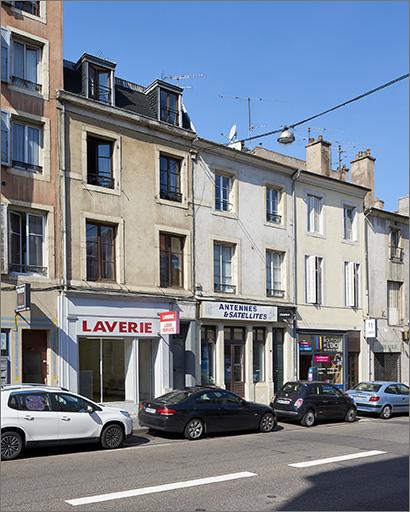 Façades antérieures de 3 maisons du lotissement (n° 124, n° 122, n° 120).