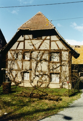 Le logis : pignon sud depuis la rue.