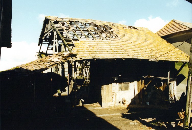 Dépendances en fond de cour, effondrées. Vue d'ensemble.