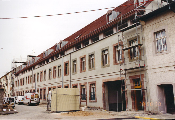 Caserne transformée. Vue d'ensemble.