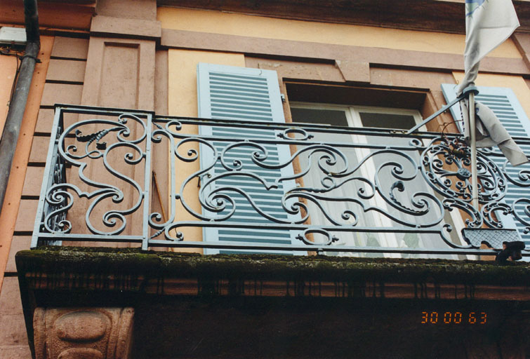 Garde-corps du balcon central, 18e siècle, modifié. Vue de détail.