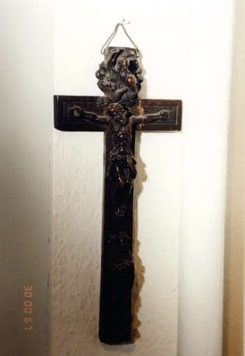 Croix-reliquaire : Christ en croix