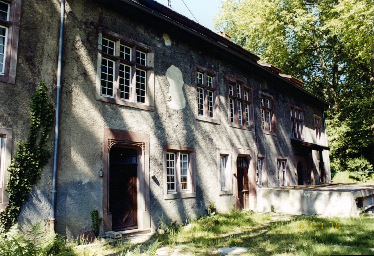 Vue d'ensemble de la façade est de la demeure.