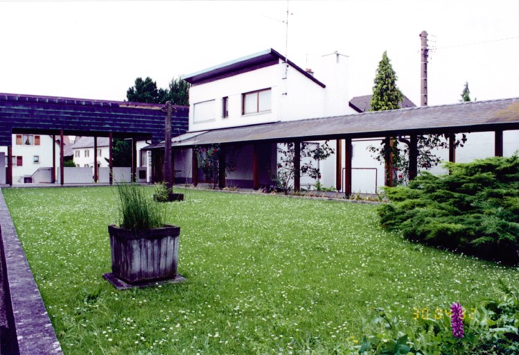 Presbytère et patio. Vue d'ensemble.