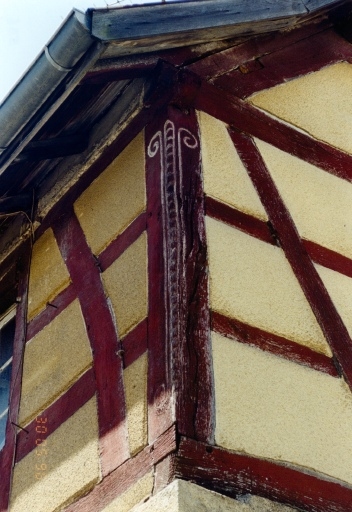 Vue de détail d'un poteau cornier du logis.