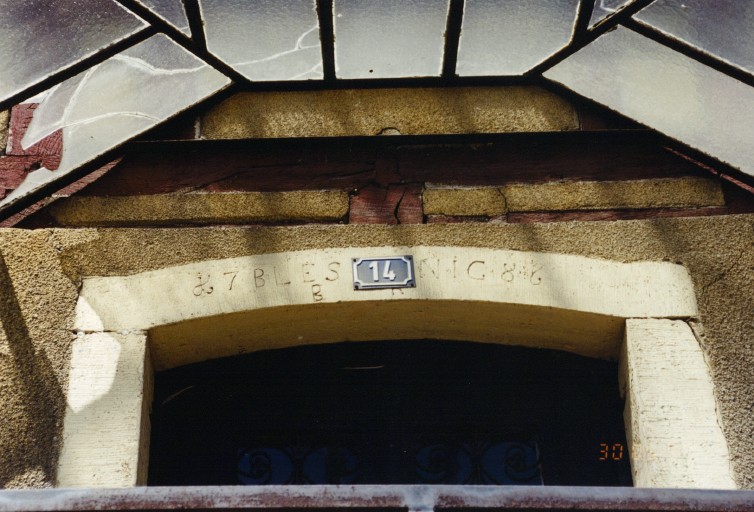 Vue de détail du linteau de la porte du logis.