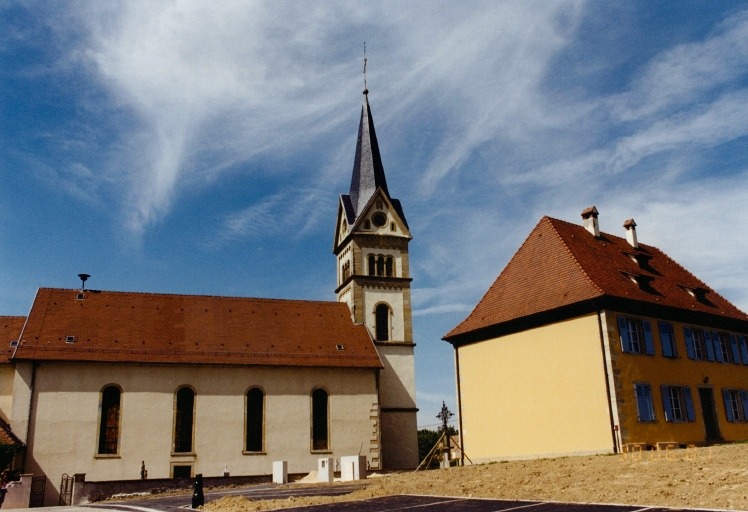 Vue d'ensemble de l'église et du presbytère, depuis le sud.