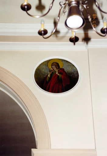 Décor peint : vue de détail du médaillon représentant saint Jean au calvaire.