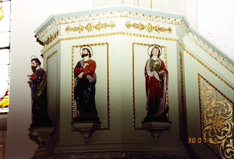 Vue de détail des statuettes de saint Marc et saint Jean.