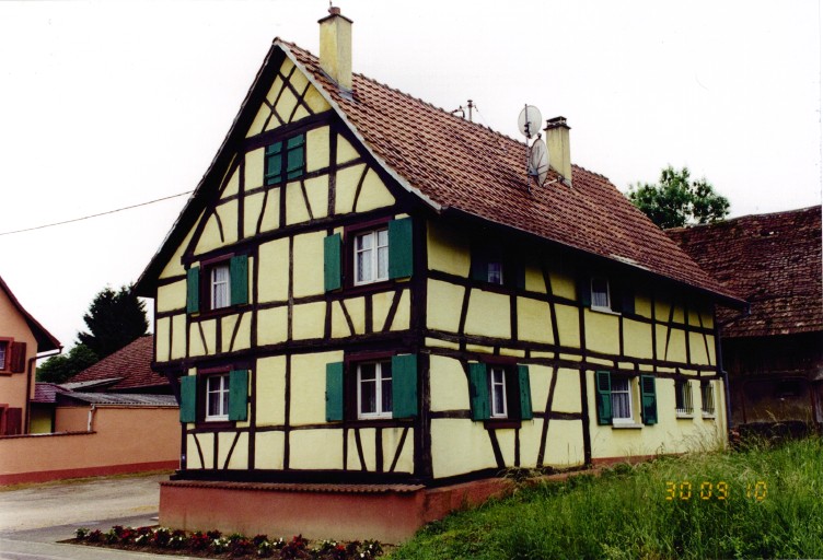 Vue d'ensemble du pignon sur rue et du gouttereau postérieur du logis.