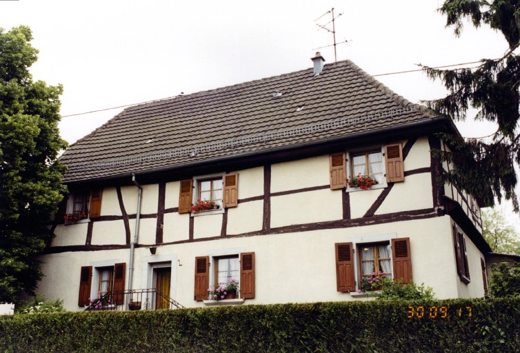 Vue d'ensemble du gouttereau postérieur du logis.