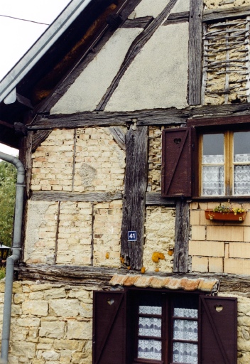 Vue partielle du pignon du logis.
