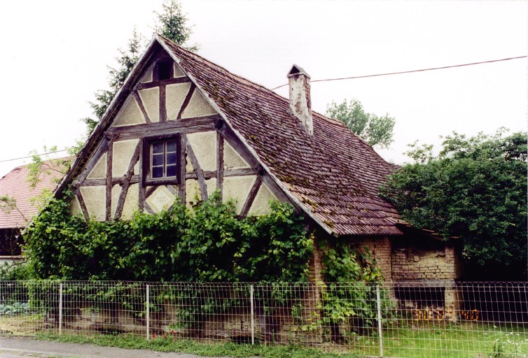 Vue d'ensemble du pignon sud et du gouttereau postérieur du logis.