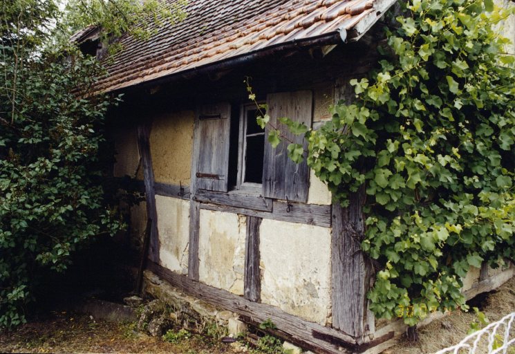 Vue partielle du gouttereau principal du logis.