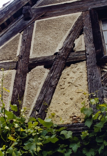 Vue de détail du pignon sur rue du logis.