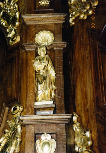 Vue de détail de la statuette représentant saint Pierre.