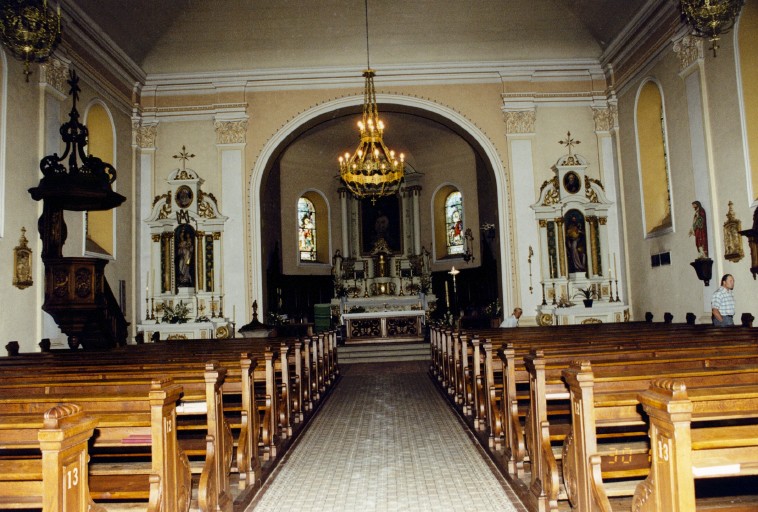 Vue d'ensemble de la nef et du choeur.