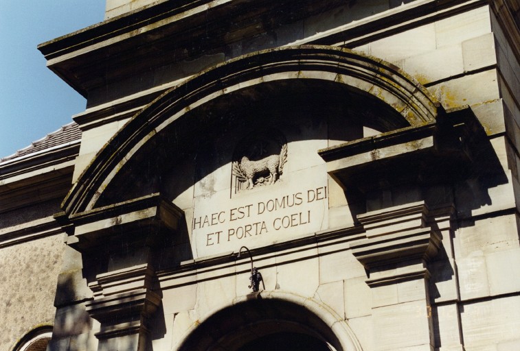 Vue de détail du fronton.