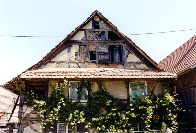 Vue du pignon sur rue du logis.