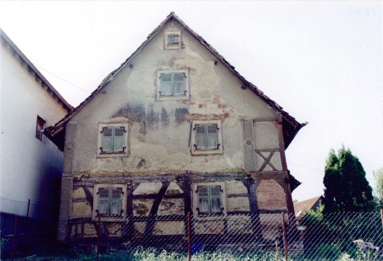 Vue d'ensemble du pignon sur rue du logis.