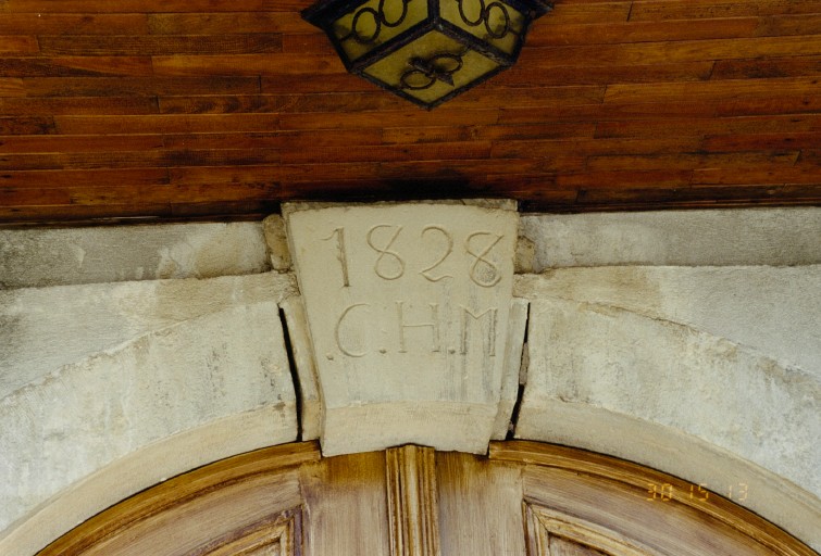 Vue de détail du claveau du portail.