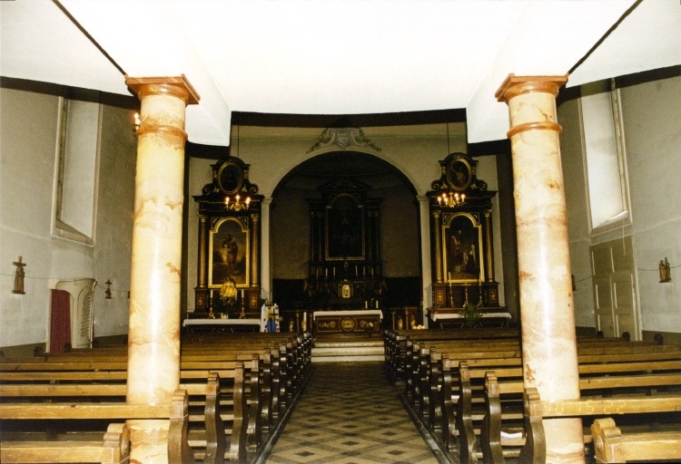 Vue d'ensemble de l'intérieur, depuis la porte.