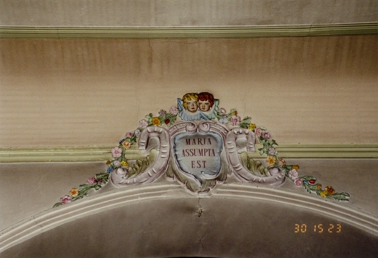 Vue de détail du décor de l'arc triomphal.