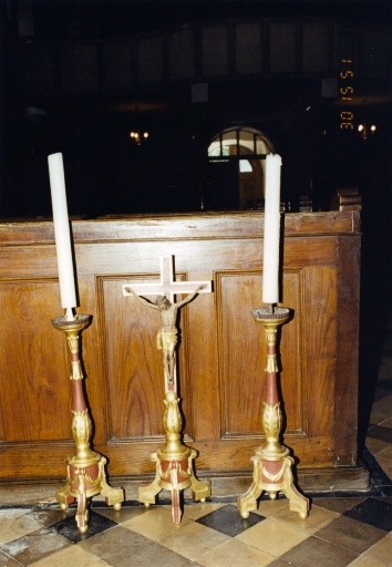 Vue d'ensemble de deux chandeliers et de la croix d'autel.