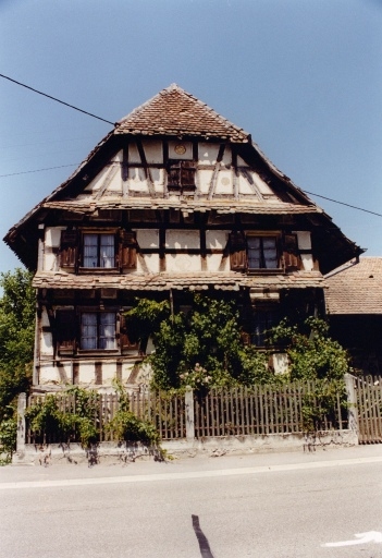 Vue d'ensemble du pignon sur rue du logis.
