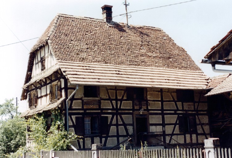 Vue d'ensemble du logis, depuis l'est.