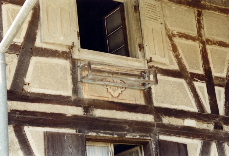 Vue de détail du décor peint du logis.