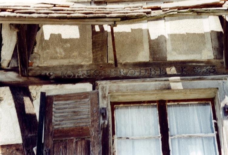 Vue de détail de l'inscription sur la sablière d'étage du logis.