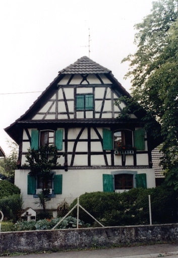Vue du pignon sur rue du logis.