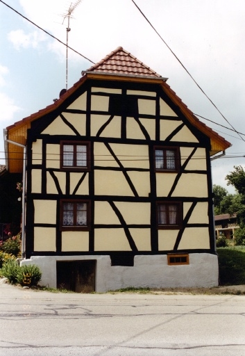 Vue du pignon sur rue du logis.