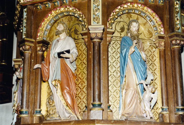 Vue de détail des statuettes représentant saint Marc et saint Matthieu.