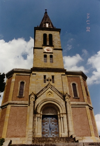 Vue d'ensemble de la façade principale.