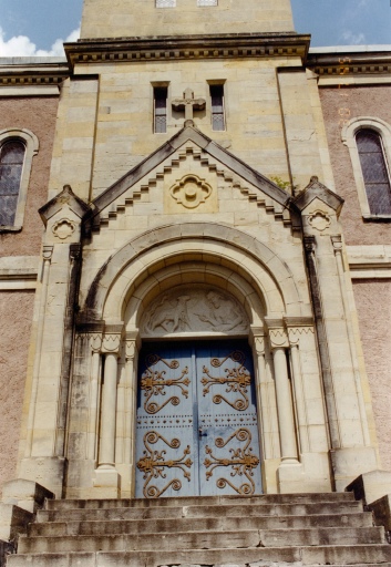 Vue de détail du porche.