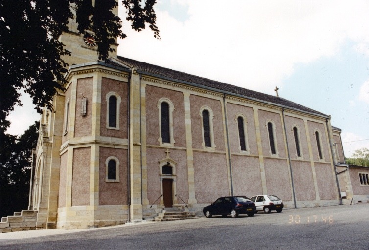 Vue d'ensemble de la façade latérale est.