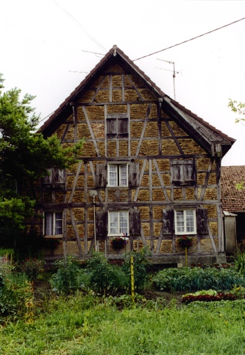 Vue d'ensemble du pignon sur rue du logis.