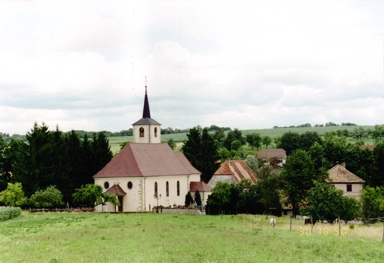 Vue d'ensemble de l'église et du cimetière, depuis le sud.