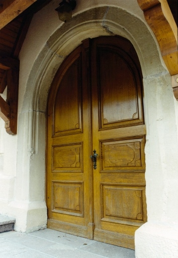 Porte d'entrée au rez-de-chaussée du clocher-porche.