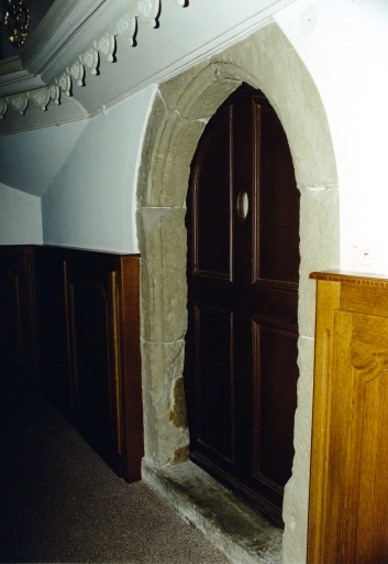 Porte de la sacristie, à l'est du choeur : vue d'ensemble.