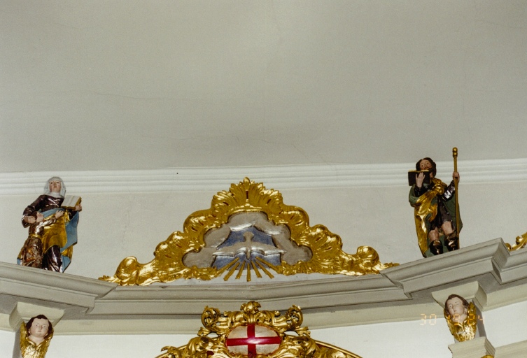 Statues de sainte Anne enseignant à la Vierge (à gauche) et de saint Jacques (à droite).