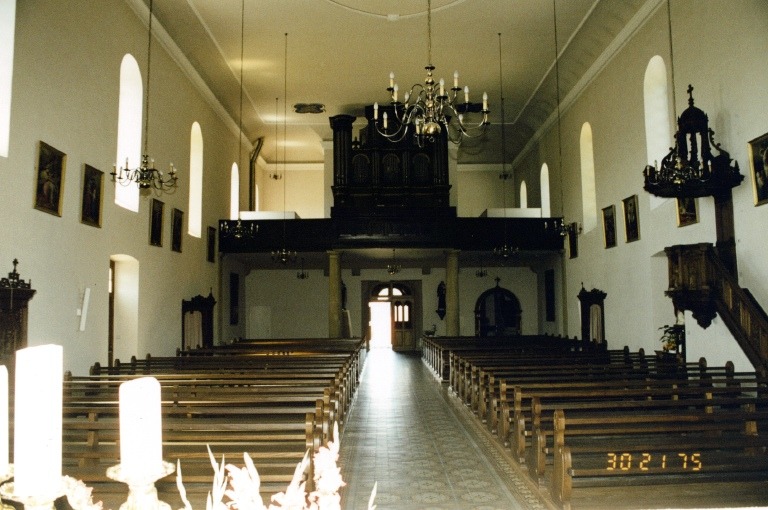 Vue intérieure de la nef, depuis le choeur.