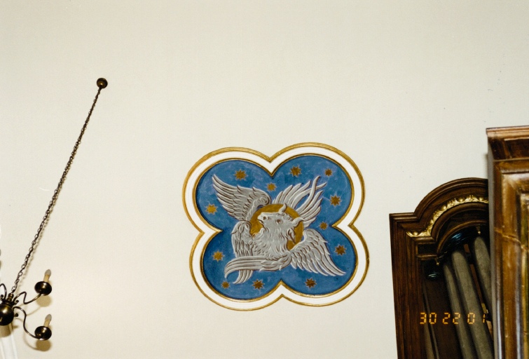 Décor du plafond de la nef : vue d'un médaillon d'angle. Symbole de saint Luc Evangéliste.