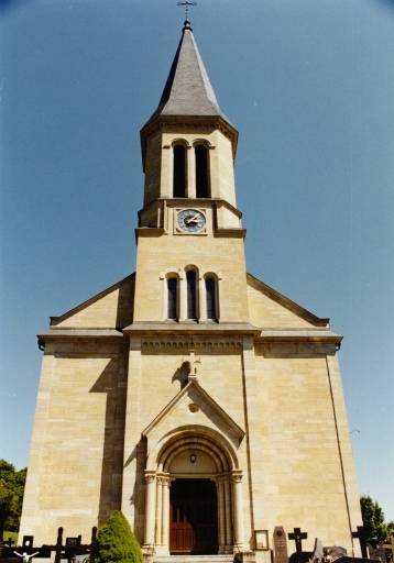 Vue d'ensemble du clocher-porche.