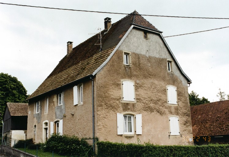 Vue d'ensemble du gouttereau arrière et du pignon ouest du logis.