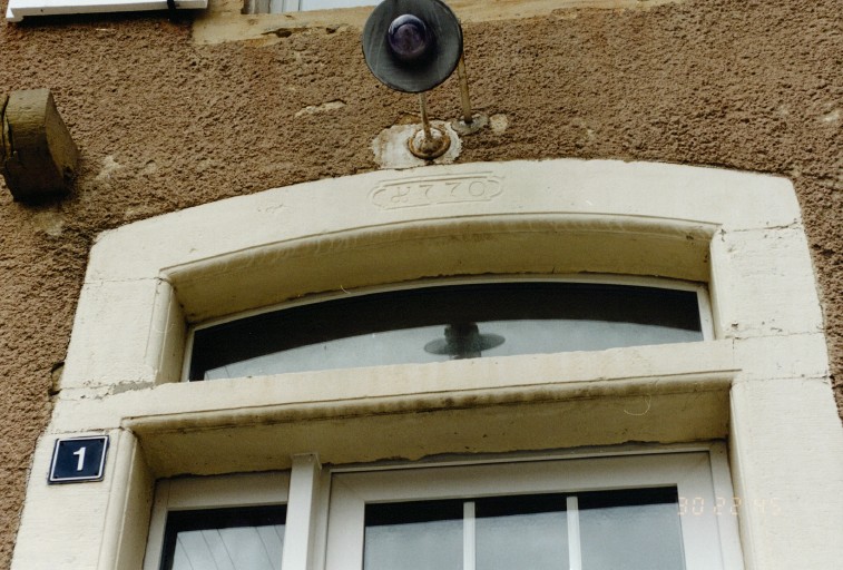 Vue de détail de l'imposte de la porte du logis.